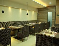 Hotel Nakshatra Inn Yerinde Yemek