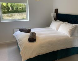 New Contemporary 2 Bed 2 Bath Apartment in Bath City With Garden and Private Parking Oda