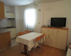 Nice House Apartment With Balcony and Barbecue for Use, Close to the Beach Oda Düzeni