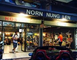 Norn Nung Len Cafe & Hostel Dış Mekan