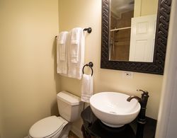 Old Town Suites Operated by Roscoe Village Guesthouse Banyo Tipleri