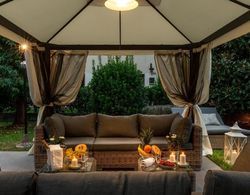 Villa Olivia a New Luxury Villa With Garden in Lucca Town Centre With Parking Oda