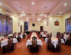 Om Rudrapriya Holiday Resort Yerinde Yemek