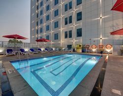 Omega Hotel Dubai Havuz