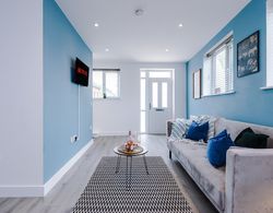 One&Two Bedroom Luxe Apts near Trafford Oda Düzeni