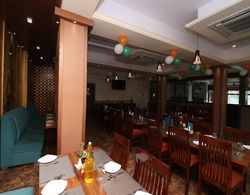 OYO 14898 Hotel Dwarika Yerinde Yemek