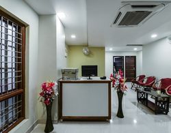 OYO 18612 Sree Sai Surya Service Apartment Lobi