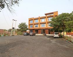 OYO 23165 Raghav Resort Dış Mekan