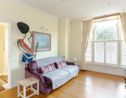 Peaceful 2 Bedroom Apartment in Affluent Fulham Oda Düzeni