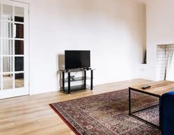 Peaceful 2 Bedroom Apartment in Prestonfield With Arthurs Seat Views Oda Düzeni