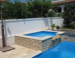 Peaceful House Only 900m From the sea With Swimming Pool, Bbq, Wifi, Airco Havuz