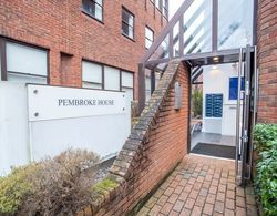 Pembroke House Apartments - Parking Dış Mekan