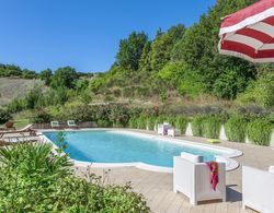 Plush Holiday Home in Belforte All'isauro With Swimming Pool Havuz