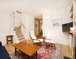 Popular and Charismatic Apartment a Short Walk to The Thames Oda Düzeni