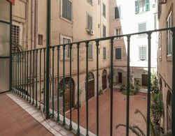 Porta Pia & Villa Torlonia Apartment with Balcony Oda Manzaraları