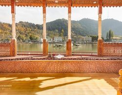 Prince of Kashmir Luxury Houseboat İç Mekan