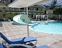 Private 2 Bedroom Beachfront Penthouse Condo Ocho Rios, Jamaica Öne Çıkan Resim