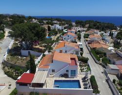 Private Family Retreat With Pool Short Walk to the Sea Dış Mekan
