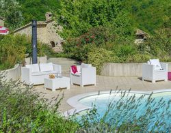 Quaint Holiday Home in Belforte All'isauro With Pool Oda Düzeni