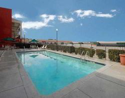 Quality Inn & Suites Fort Worth Havuz