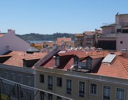 Quiet and Sunny central Lisbon apartment Oda Manzaraları