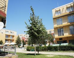 Quiet Family Apartment in Sunny Day Dış Mekan