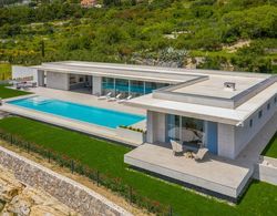 Villa Radun Home with Grand Heated Pool Dış Mekan