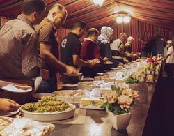 Rahayeb Desert Camp Yerinde Yemek