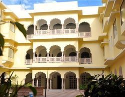 Hotel Raj Bagh Palace Dış Mekan