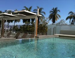 Ramada By Wyndham Acapulco Hotel & Suites Havuz