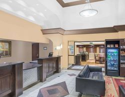 Ramada by Wyndham Edmonton West Lobi