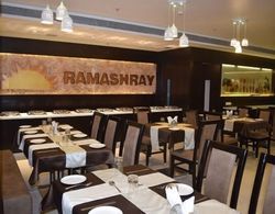 Hotel Ramashray Paradise Yerinde Yemek