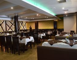 Hotel Ravisha Continental Yerinde Yemek