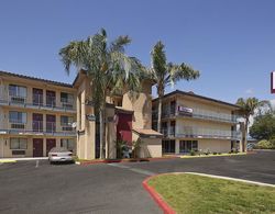 Red Roof Inn Tulare Genel
