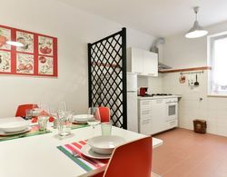 Red & White Vatican Apartment Oda Düzeni
