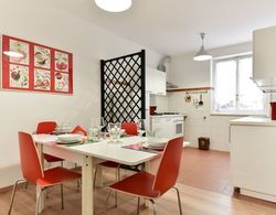 Red & White Vatican Apartment Oda Düzeni