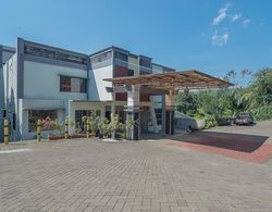 RedDoorz Premium @ Fafa Hills Resort Puncak Dış Mekan