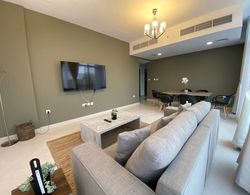Refined Classy 3 Bedroom Apartment in Jumeirah Oda Düzeni