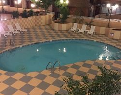 Regency Inn & Suites Havuz