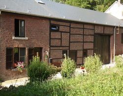 Regional House With Exposed Timber Frame Elements Full of Authenticity and Charm in a Green Area Dış Mekan