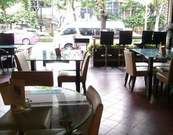 Relax Time Silom - Hostel Yerinde Yemek