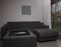 Relaxing Holiday Home in Adinkerke With Fenced Garden Oda Düzeni