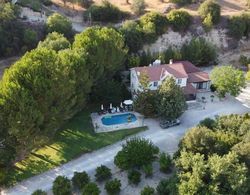 Remarkable 5-bed Villa in Miliou Village Paphos Dış Mekan