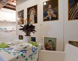 Rental in Rome Arco Ciambella Studio Oda Düzeni
