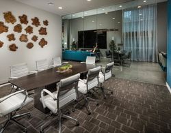 Resort Style Suites in Downtown LA Genel