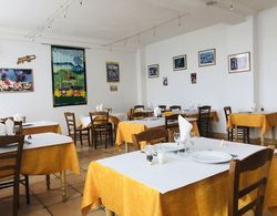 Hôtel Restaurant La Passerelle Yerinde Yemek