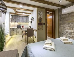 Reval Luxury Stone House Apartments Oda Düzeni