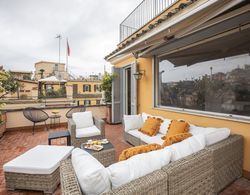 Rome Accommodation Condotti with terrace Oda Düzeni
