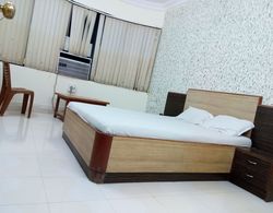 Hotel Sai Samrat Inn Oda Manzaraları
