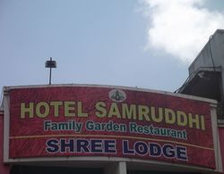 Samruddhi and Shree Inn Lodge Dış Mekan